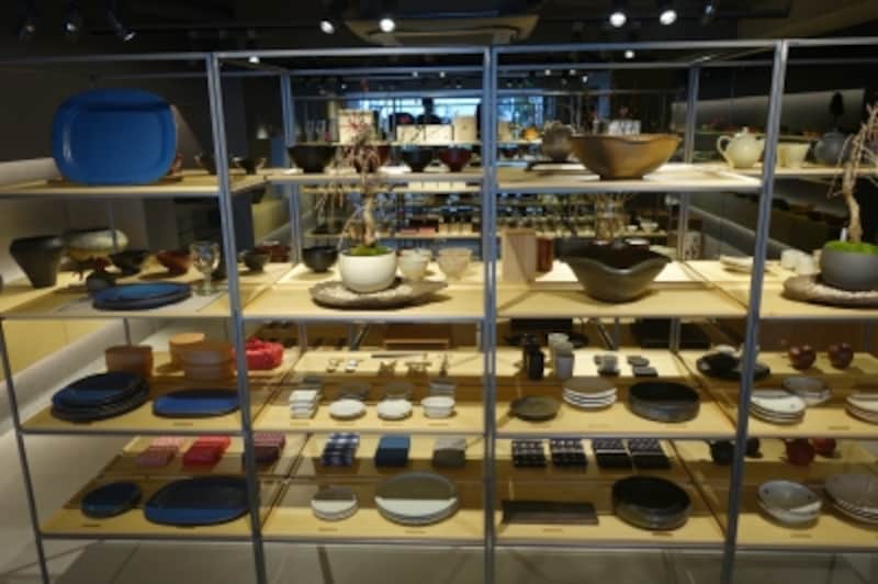 店内には全国各地から集まった器や工芸品が並ぶ。