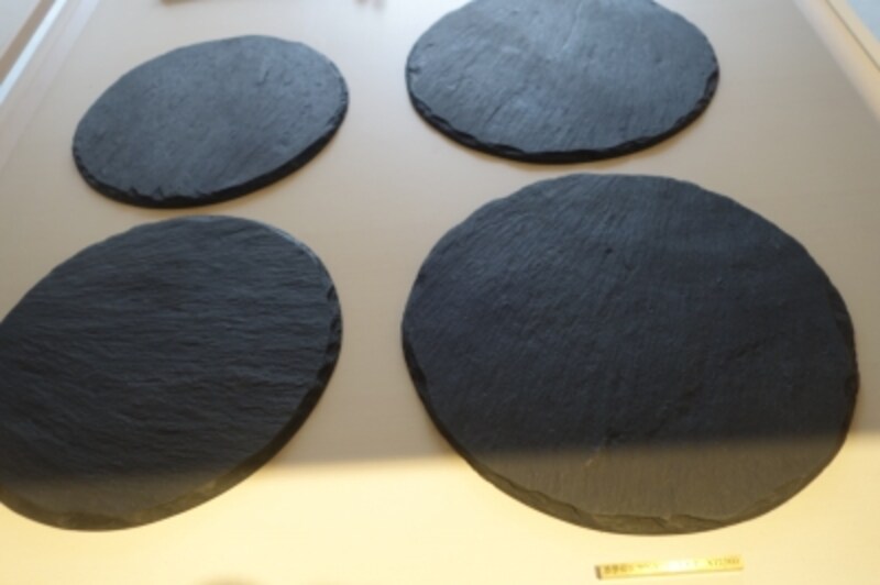 雄勝石のプレート。独特な表情がある。