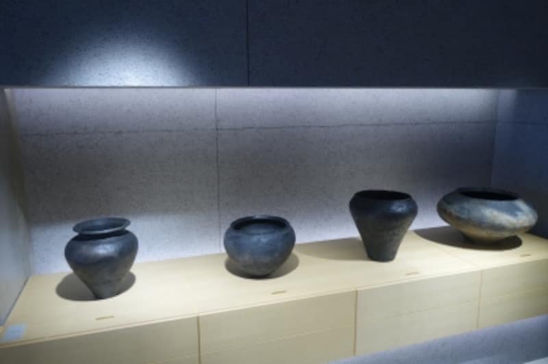 陶芸家・寺田鉄平さんの瀬戸焼。棚はshimoo design。