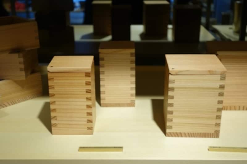 秋田杉工芸の徳利。