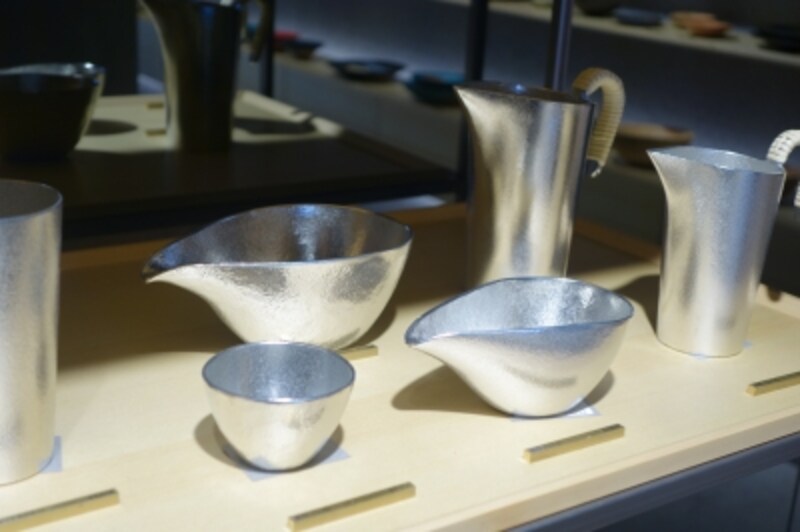 能作の鋳物でできた片口やちろり。