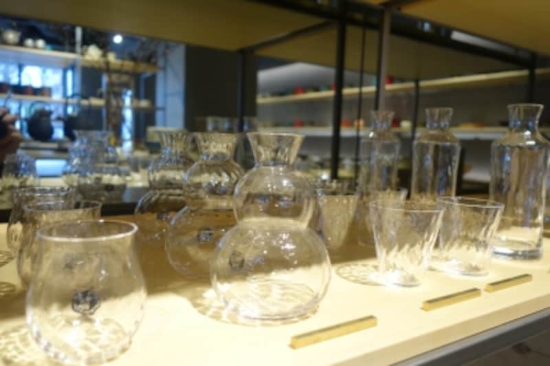 松徳硝子「うすはり」の徳利やお猪口。