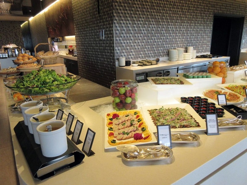 ブラッセリー フローラ メインのブッフェ台（パン、前菜、ケーキ、フルーツ）