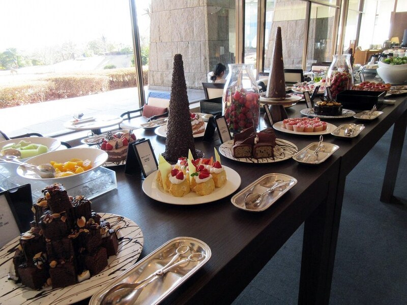 ザ・ロビーラウンジ メインのブッフェ台（スイーツ）