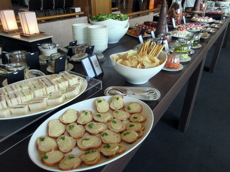 ザ・ロビーラウンジ メインのブッフェ台（軽食）