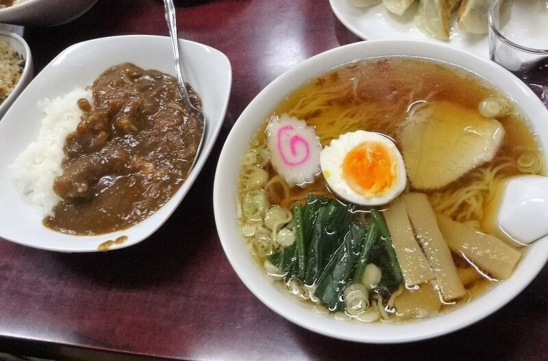 ラーメンは昔ながらのスープにトッピングも素敵。カレーライスも懐かしい味だ。