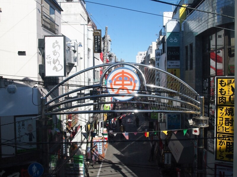 全長500メートルに約160のお店がある