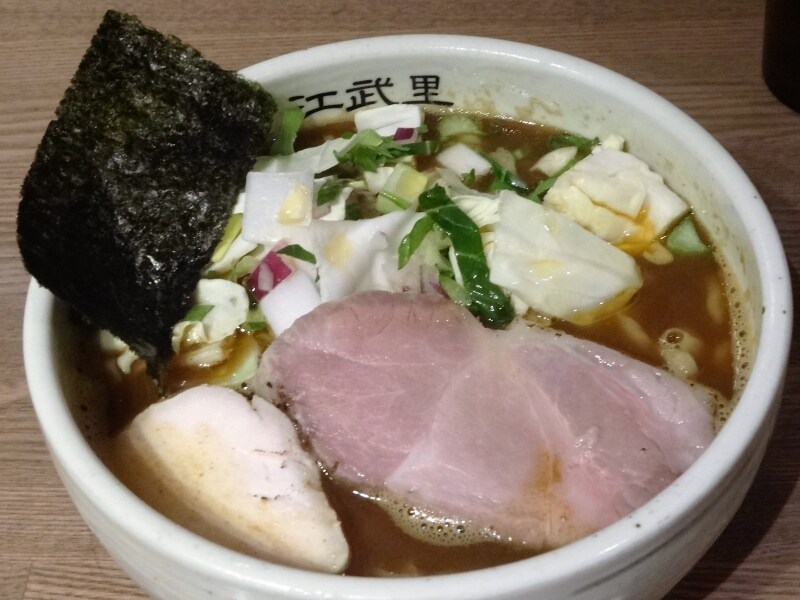 独特なビジュアル。キャベツがのっている。