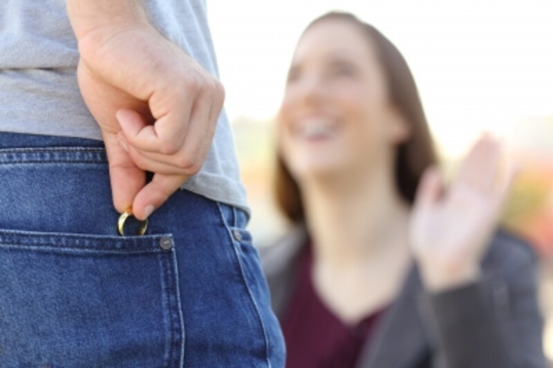 妻の妊娠中や出産前後の時期、夫が浮気に走る主な理由は「メンタルの問題」と「セックスレスの問題」