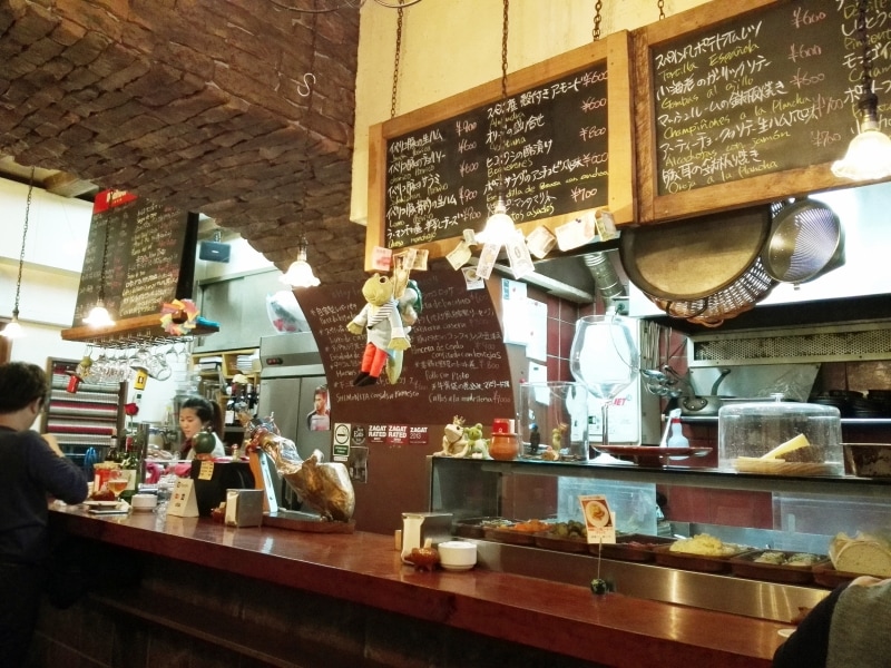 本場スペインの空気感を感じられる立ち飲みスタイル