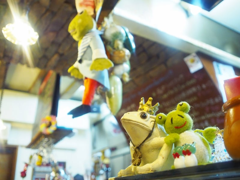店の象徴的な存在「カエル」が可愛らしく華を添える