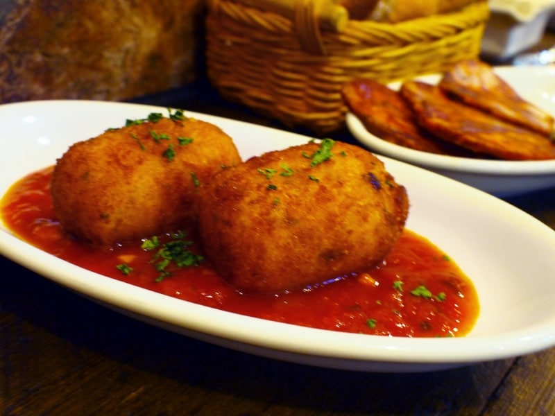 塩ダラのコロッケ（写真手前）、イベリコ豚のチョリソー（写真奥）