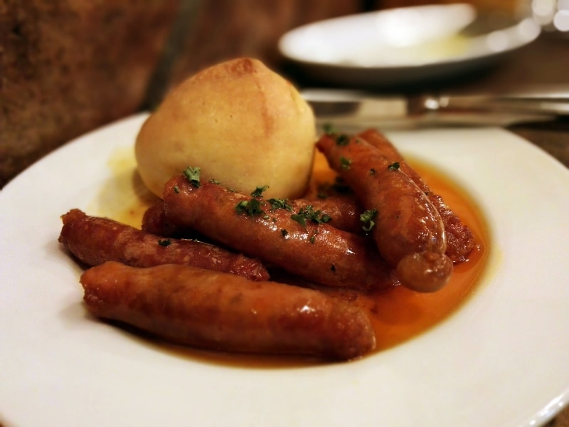 看板メニュー、自家製バスク風ソーセージと自家製パン