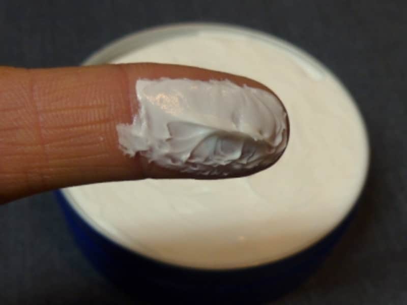 片足でこれくらいの分量が適量。つけすぎは禁物です。