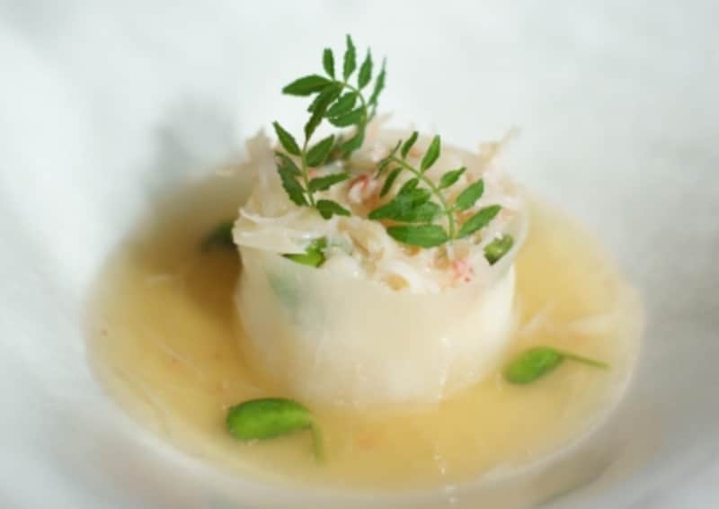 蕪の温かいスフレundefinedビーンリーフと木の芽を添えて