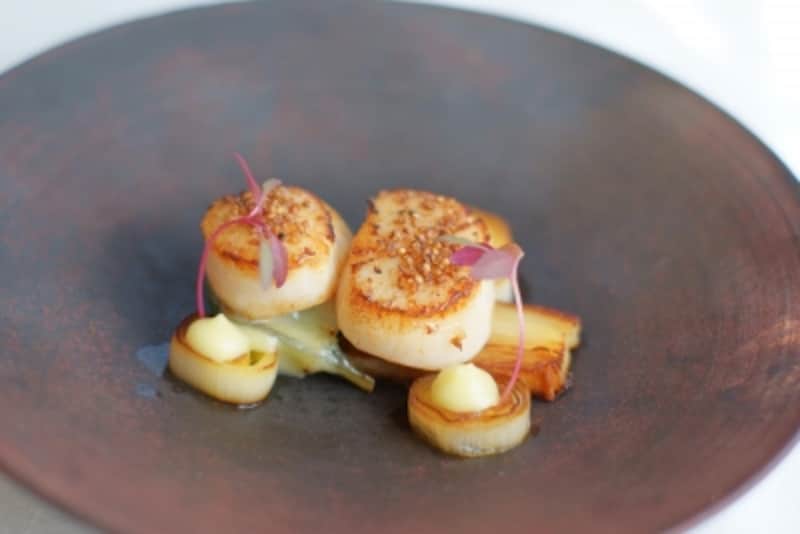 本日の鮮魚undefinedクミンと蕎麦の香りを纏って、根セロリとジャガイモのガレットと共に