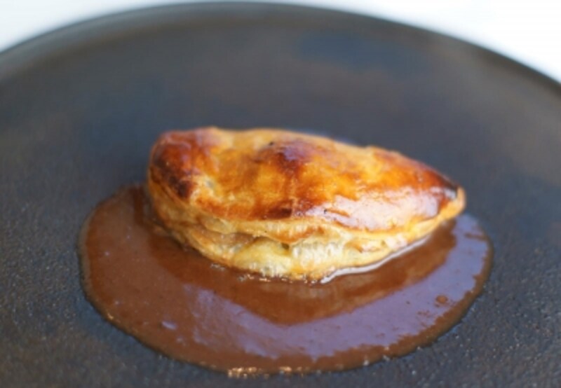 「猪名川町で獲れた猪のパイ包み焼き」。また、これとは別添えで「温かい牛蒡のスープ」も付きます。