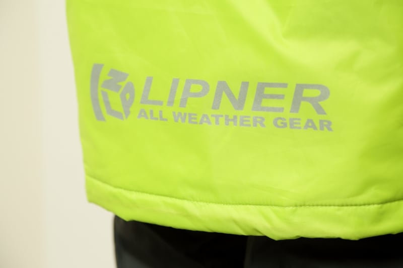 バックプリントのロゴは反射材が使われている