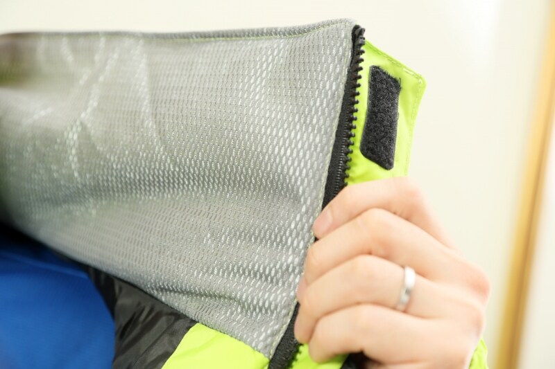 あえて高くした衿が首元への風の進入を防ぐ