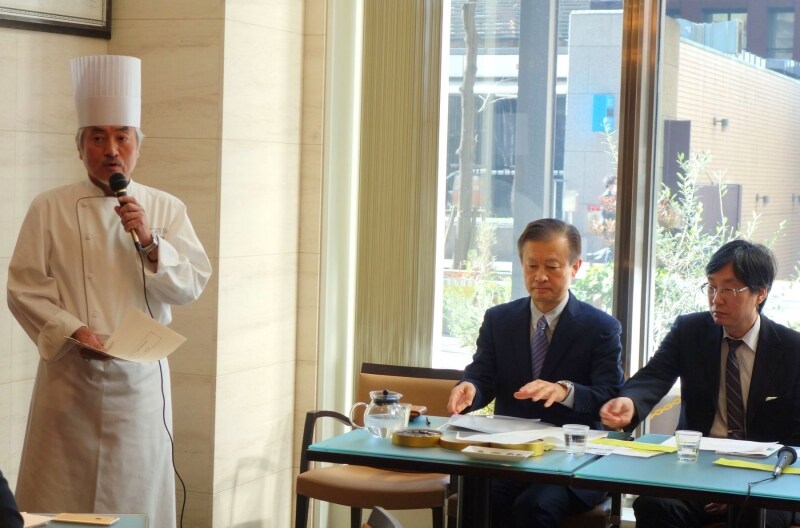 新作について語る三枝俊介シェフ