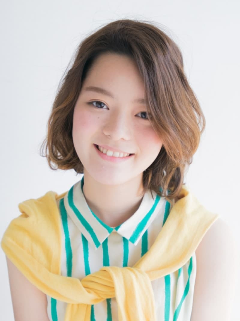 柔らかいウェーブのボブスタイル