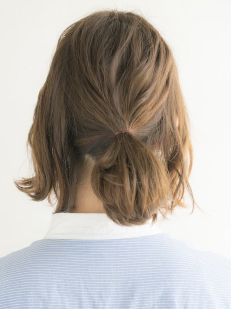 手ぐしでざっくり集めて結ぶ