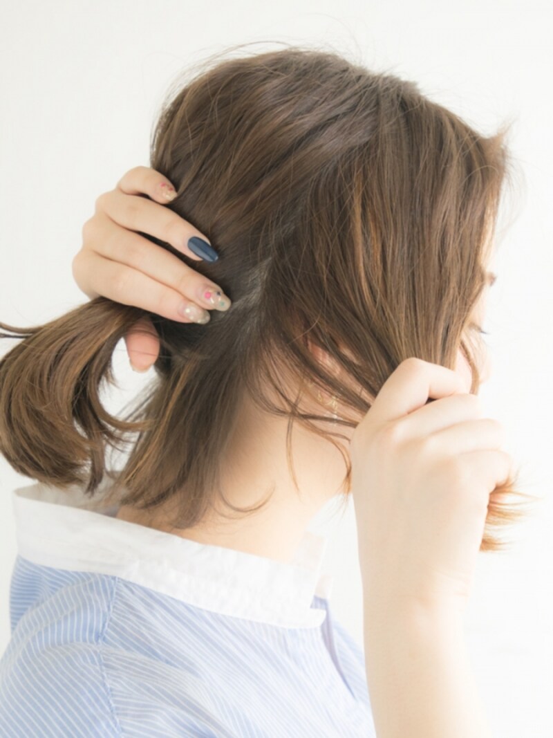 コームを使わず手グシで分けとることで分け目がぼけて、無造作に仕上がります。
