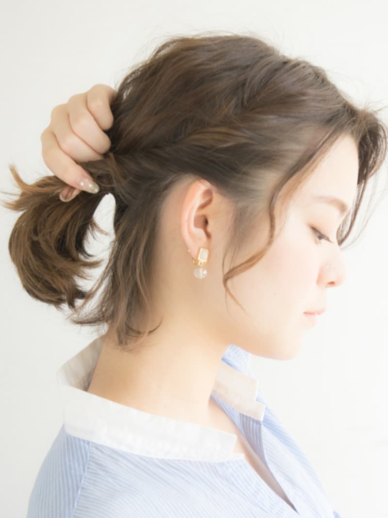 おくれ毛を残して後ろまでねじる