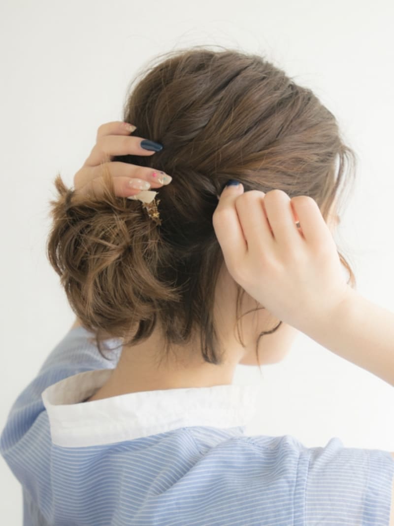 ゴムの部分を押さえてそっと引っ張り出す