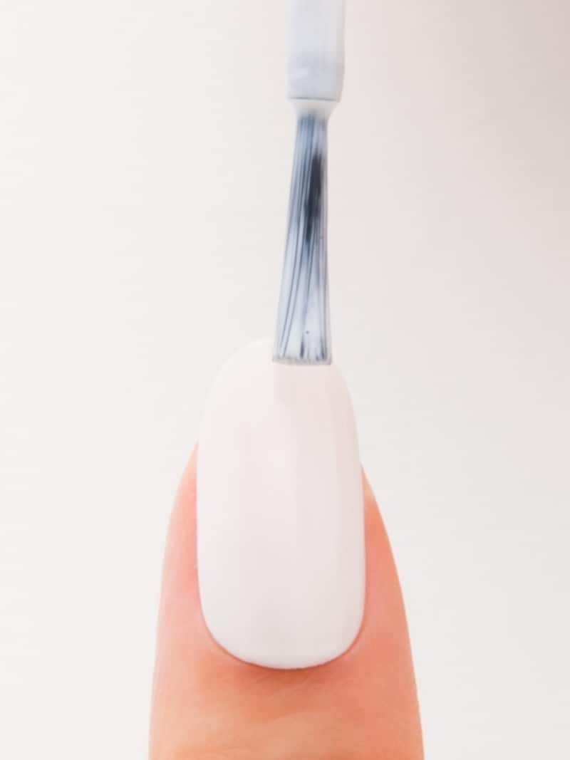 オフホワイトのネイルカラーを2度塗りする