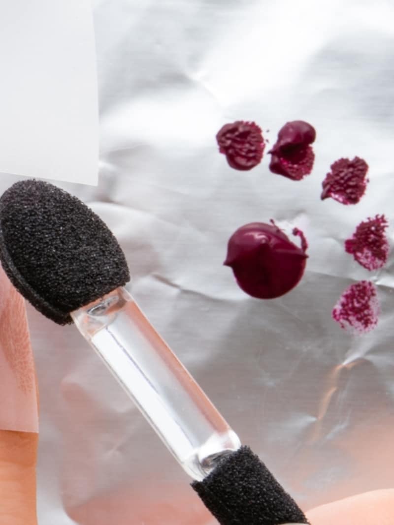 スポンジもしくはメイクチップに絵の具を付ける