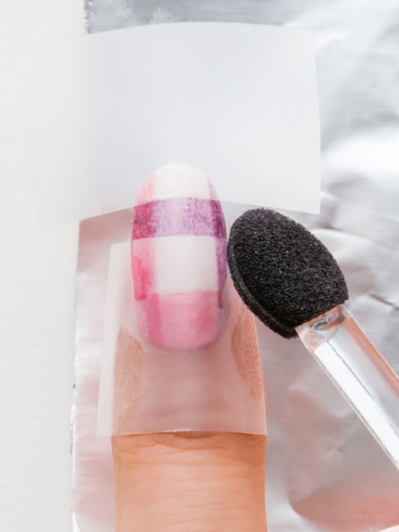 赤の上から紫のネイルカラーを重ねる