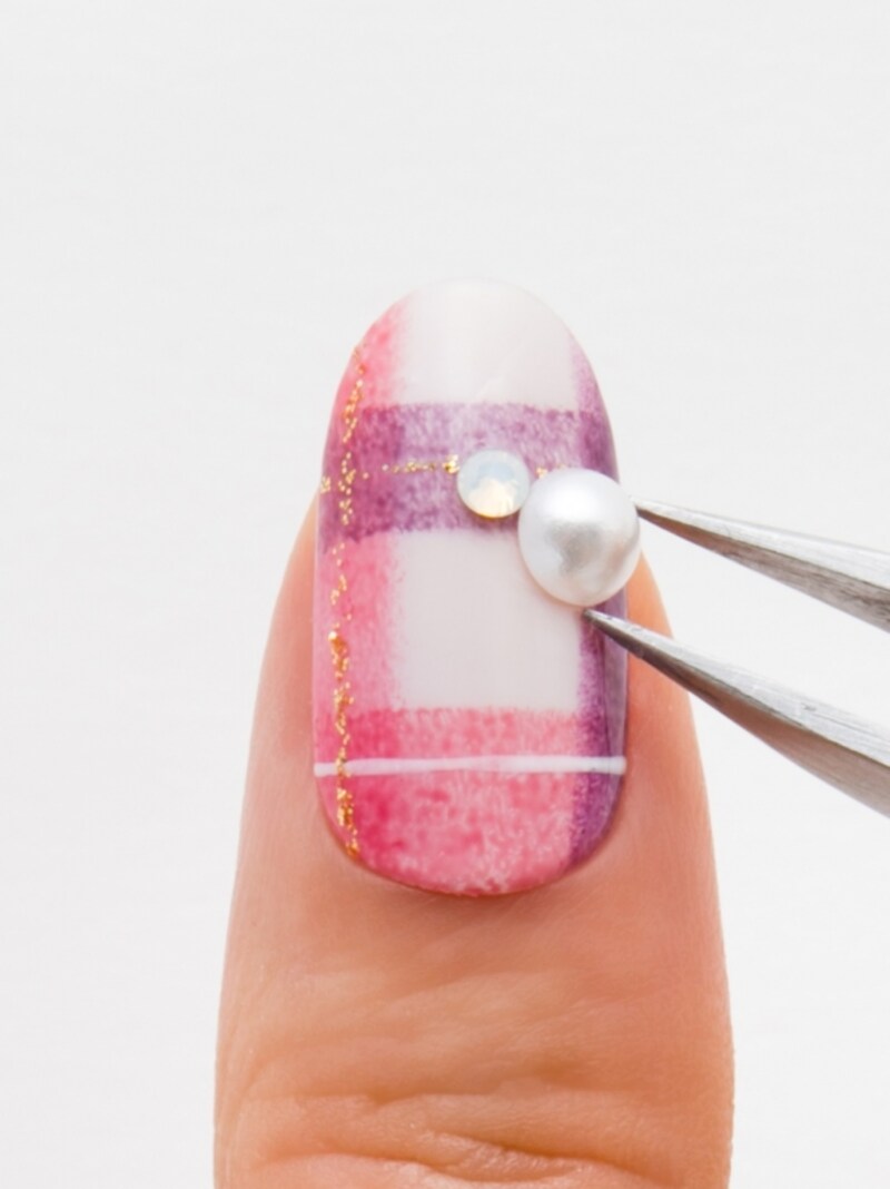 チェック柄のクロス部分に大粒パールを置く