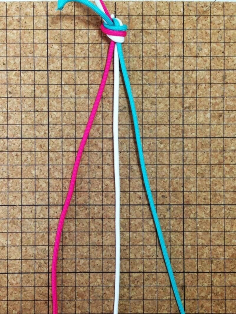 中心が芯紐、左右が結び紐です。