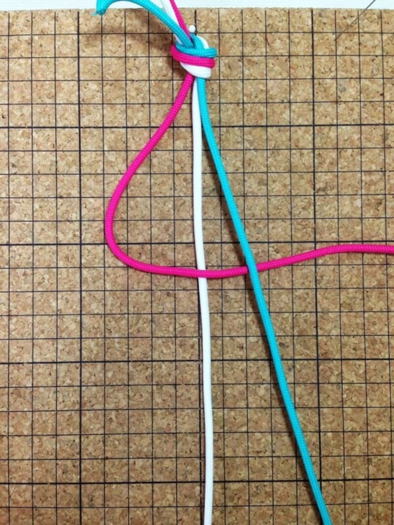 紐の重なり順に注意して