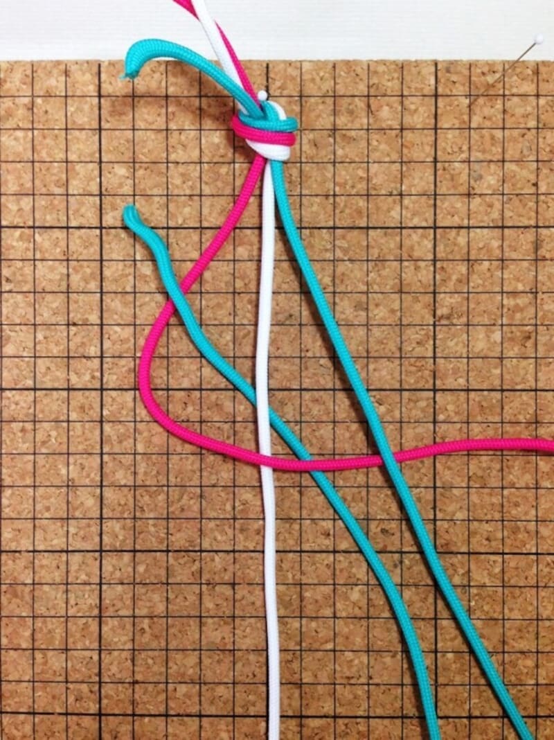 下・下・上の順に紐を渡します。