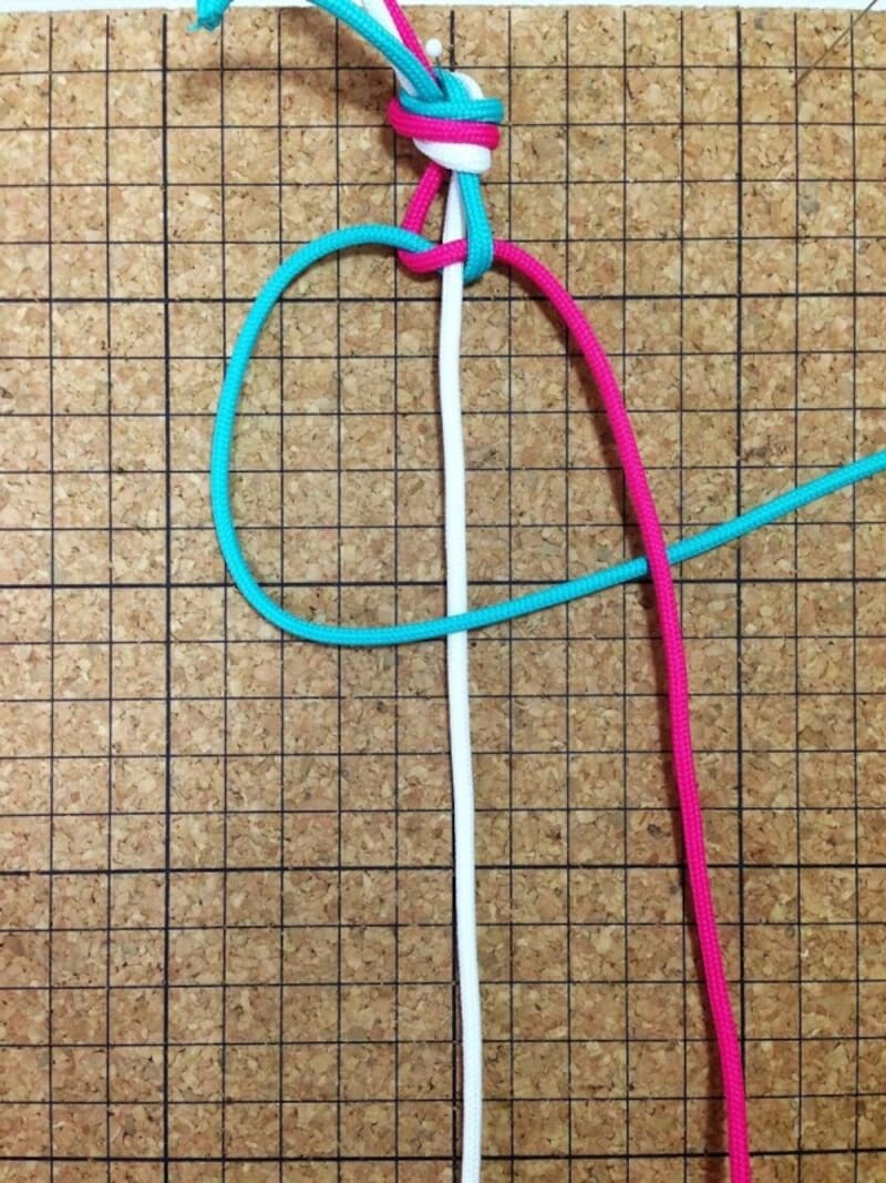 今度は左側が青の紐になっています。