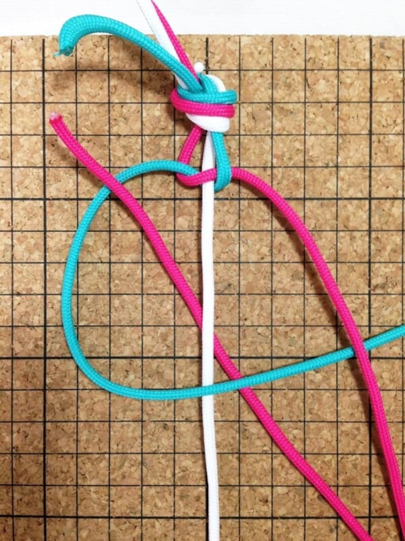 青の紐と芯紐の輪を意識して。