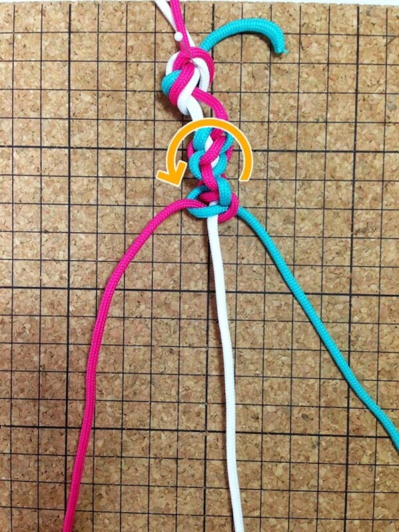 左方向に向きをかえて編みましょう。