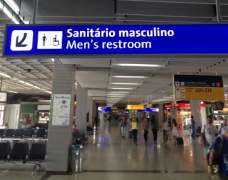 空港内の男性トイレの標識、女性トイレは「Sanit?rio feminino」