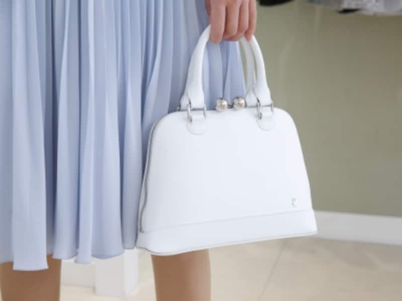 白の小さめバッグはひとつ持っておくと便利。