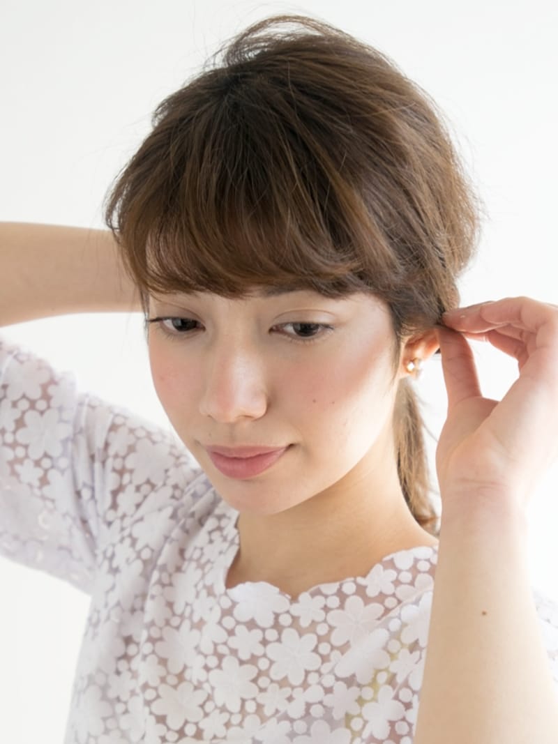 耳を隠すように毛束を出します