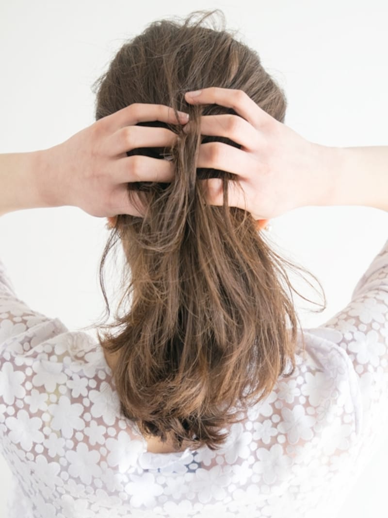 手グシでざっくりと毛束を集めます