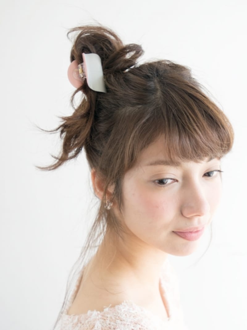 毛先をヘアクリップで留めただけのお団子アレンジ