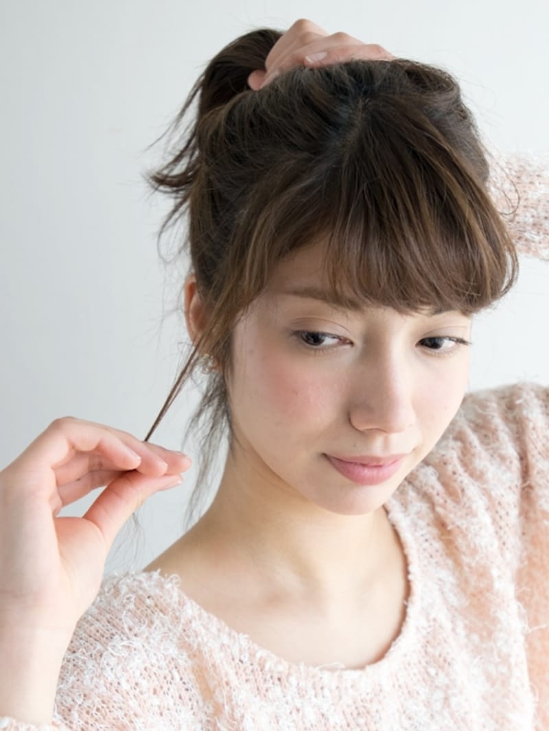 えり足や顔周りに後れ毛を出す