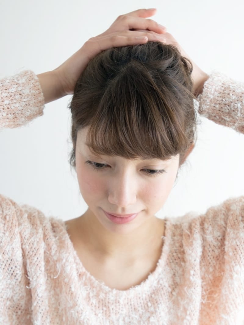 手グシでざっくり毛束をまとめる