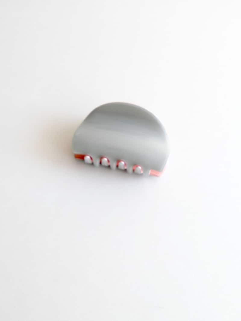 バイカラーのヘアクリップ