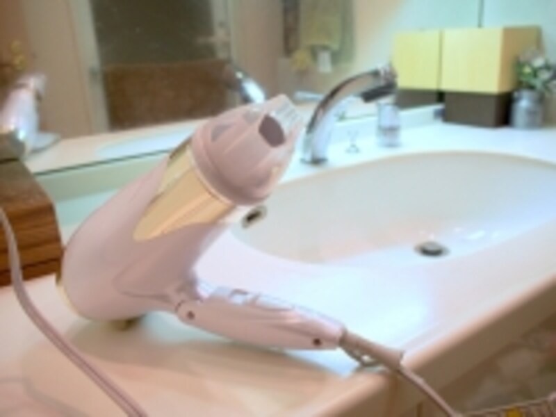 スタンド付きで、ハンズフリーで髪が乾かせるタイプも便利