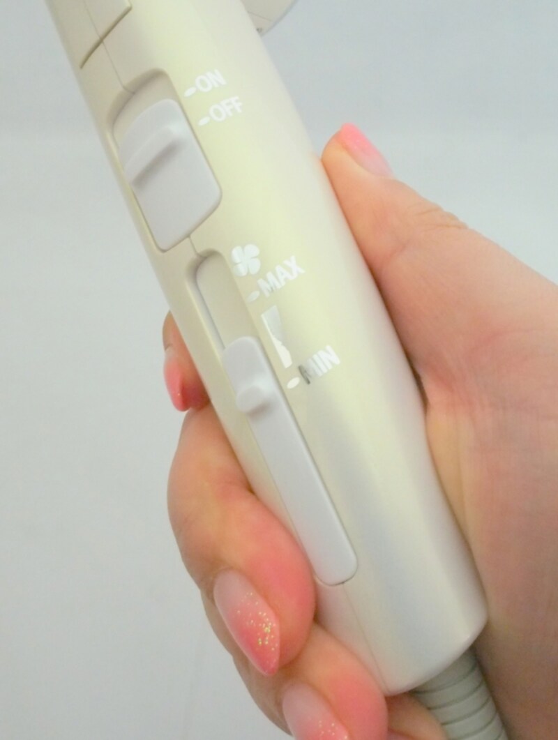 風量がスライド式で調整できる「風量シームレススイッチ」で、感覚的に調整できます