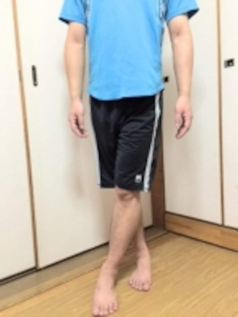 この姿勢をとると最初はふらつく人もいるため転倒しないようにご注意ください